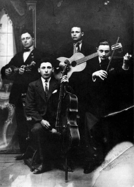 Ritratto di gruppo maschile - Cavallari con mandolino - Complesso Cannetese