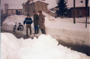 Ritratto di gruppo maschile - Enzo Favalli con amici - Canneto sull'Oglio - Via Tazzoli - Nevicata - 1985