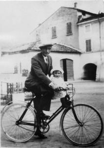 Ritratto di gruppo - Uomo in biciletta - Bambina - Canneto sull'Oglio - Piazza Matteotti