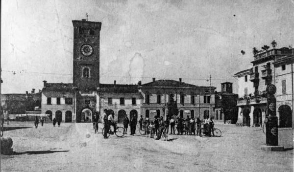 Canneto sull'Oglio - Piazza Vittorio Emanuele II (attuale piazza Matteotti) - Torre civica - Municipio - Antica torre campanaria Parrocchiale - Monumento Caduti Prima Guerra Mondiale