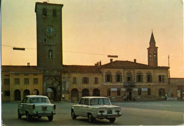Canneto sull'Oglio - Piazza Matteotti ( ex piazza Vittorio Emanuele II) - Torre civica - Municipio - Torre campanaria Parrocchiale