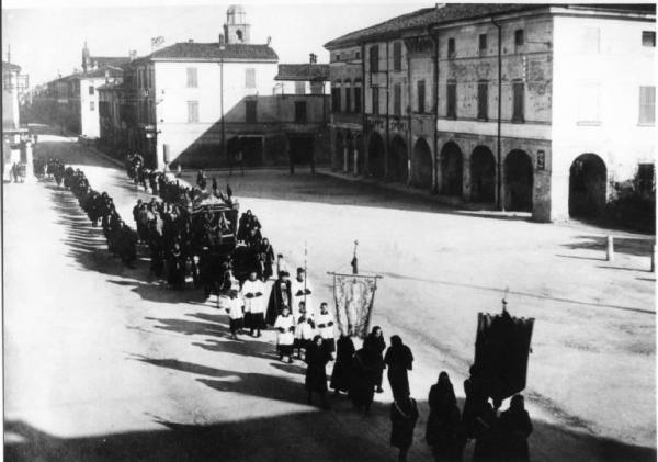 Funerale - Canneto sull'Oglio - Piazza Vittorio Emanuele II (attuale piazza Matteotti)