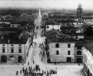 Canneto sull'Oglio - Via Garibaldi - Piazza Vittorio Emanuele II (attuale piazza Matteotti) - Torre campanaria Chiesa sussidiaria del Carmine