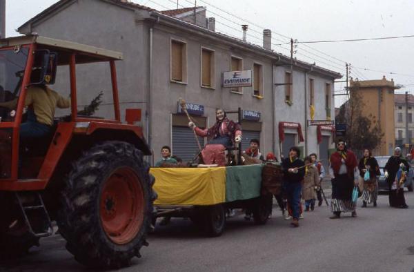 Tradizione popolare "Brüsa la vècia" 1986 - Viadana - Via Garibaldi - Sfilata