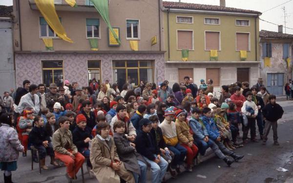 Tradizione popolare "Brüsa la vècia" 1986 - Viadana - Incrocio Via Garibaldi, via Santa, via Carrobbio - Spettacolo di burattini