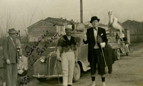 Carnevale 1953 - Cicognara di Viadana - Ritratto di gruppo maschile