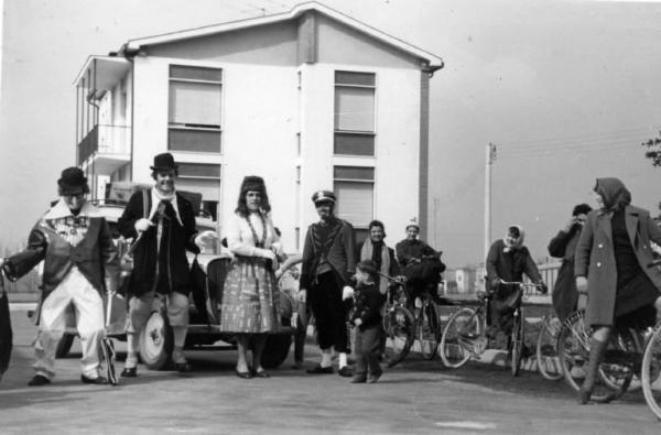 Carnevale 1960-1970 - Martedì Grasso - Cicognara di Viadana - Ritratto di gruppo maschile