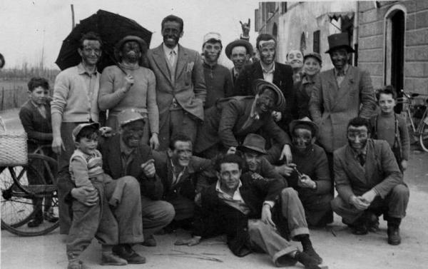Carnevale 1958 - Martedì Grasso - Cicognara di Viadana - Ritratto di gruppo maschile