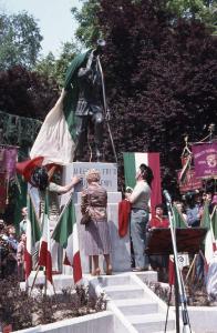 Inaugurazione monumento "Ai bersaglieri di tutti i tempi" 1979 - Viadana - Parco delle Rimembranze - Scopertura del monumento