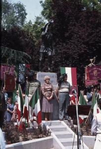 Inaugurazione monumento "Ai bersaglieri di tutti i tempi" 1979 - Viadana - Parco delle Rimembranze - Scopertura del monumento