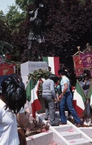 Inaugurazione monumento "Ai bersaglieri di tutti i tempi" 1979 - Viadana - Parco delle Rimembranze - Posa corona d'alloro