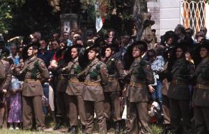 Inaugurazione monumento "Ai bersaglieri di tutti i tempi" 1979 - Viadana - Parco delle Rimembranze - Picchetto di bersaglieri
