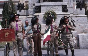 Inaugurazione monumento "Ai bersaglieri di tutti i tempi" 1979 - Viadana - Via Alessandro Manzoni - Ritratto maschile di gruppo - Bersaglieri