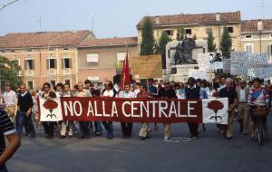 Manifestazione contro la possibile installazione di una centrale elettronucleare 1983 - Viadana - Via Alessandro Manzoni - Corteo