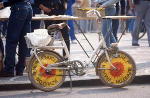 Manifestazione contro la possibile installazione di una centrale elettronucleare 1983 - Viadana - Via Alessandro Manzoni - Corteo - Bicicletta