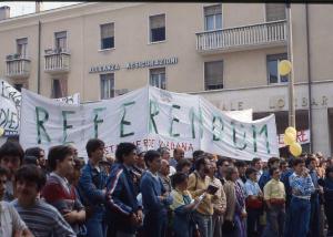 Manifestazione contro la possibile installazione di una centrale elettronucleare 1983 - Viadana - Via Alessandro Manzoni - Corteo