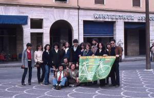 Manifestazione "Tutti a Viadana in Bicicletta " contro la possibile installazione di una centrale elettronucleare 1980 - Viadana - Piazza Alessandro Manzoni - Ritratto di gruppo - Manifestanti