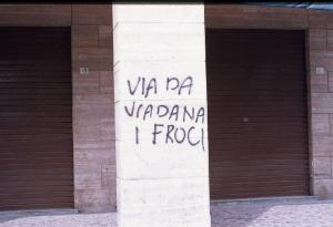 Manifestazione "Tutti a Viadana in Bicicletta " contro la possibile installazione di una centrale elettronucleare 1980 - Viadana - Piazza Alessandro Manzoni - Scritta ingiuriosa