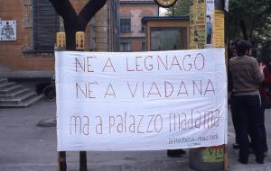 Manifestazione "Tutti a Viadana in Bicicletta " contro la possibile installazione di una centrale elettronucleare 1980 - Viadana - Piazza Alessandro Manzoni - Striscione