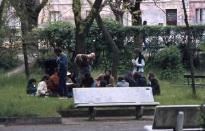Manifestazione "Tutti a Viadana in Bicicletta " contro la possibile installazione di una centrale elettronucleare 1980 - Viadana - Giardini pubblici detti "la rotonda" - Ritratto di gruppo - Manifestanti