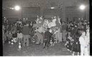 Festa popolare "Palio dei Rioni" 1980 - Viadana - Piazza Alessandro Manzoni - Momento di gara