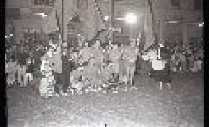 Festa popolare "Palio dei Rioni" 1980 - Viadana - Piazza Alessandro Manzoni - Momento di gara - Ritratto di gruppo