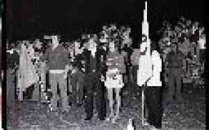 Festa popolare "Palio dei Rioni" 1980 - Viadana - Piazza Alessandro Manzoni - Momento di gara - Ritratto di gruppo maschile