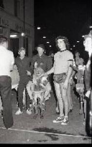 Festa popolare "Palio dei Rioni" 1980 - Viadana - Piazza Alessandro Manzoni - Momento di gara - Ritratto di gruppo maschile