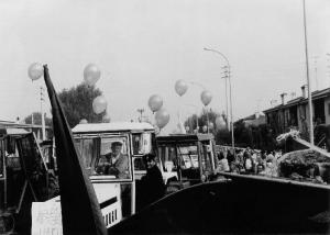 Manifestazione contro la possibile installazione di una centrale elettronucleare 1983 - Viadana - Via Ezio Vanoni - Sfilata trattori
