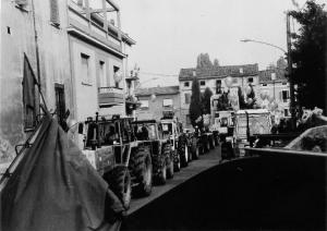 Manifestazione contro la possibile installazione di una centrale elettronucleare 1983 - Viadana - Via Alessandro Manzoni - Sfilata trattori