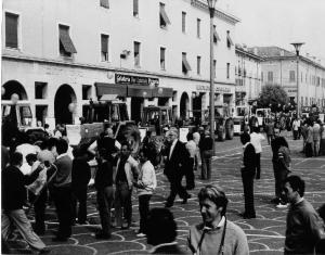 Manifestazione contro la possibile installazione di una centrale elettronucleare 1983 - Viadana - Piazza Alessandro Manzoni - Sfilata trattori e manifestanti