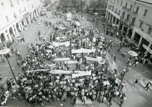 Manifestazione contro la possibile installazione di una centrale elettronucleare 1983 - Viadana - Piazza Alessandro Manzoni - Manifestanti
