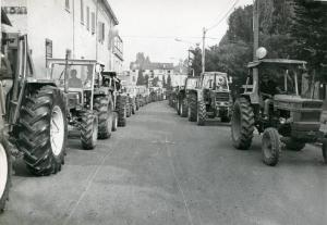 Manifestazione contro la possibile installazione di una centrale elettronucleare 1983 - Viadana - Via Alessandro Manzoni - Sfilata trattori