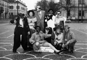 Carnevale 1960-1970 - Mercoledì delle Ceneri - Viadana - Piazza Alessandro Manzoni - Ritratto di gruppo maschile