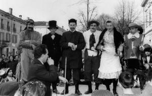 Carnevale 1962 - Viadana - Piazza Alessandro Manzoni - Premiazione maschere - Ritratto di gruppo maschile