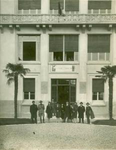 Ritratto di gruppo - Cannobio - Preventorio Infantile "Umberto di Savoia" - Invitati all'inaugurazione, in posa davanti all'ingresso