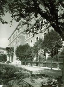 Milano - Istituto Provinciale di Protezione e Assistenza dell'Infanzia - Facciata d'ingresso vista di scorcio