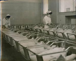 Milano - Istituto Ospitaliero Provinciale per la Maternità - Reparto di neonatologia - Sala culle
