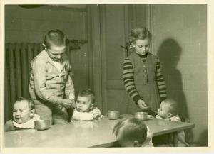Ritratto di gruppo - Bambini durante il pasto - Milano - Istituto Provinciale di Protezione e Assistenza dell'Infanzia - Reparto divezzi