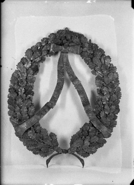 Corona mortuaria in memoria dei caduti nei campi di concentramento nazisti - Officine Caproni