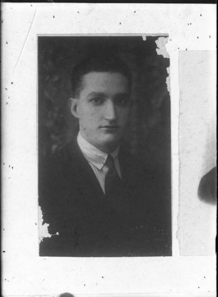 Ritratto maschile: uomo italiano non identificato deportato e morto in un campo di concentramento nazista - Nazi-fascismo