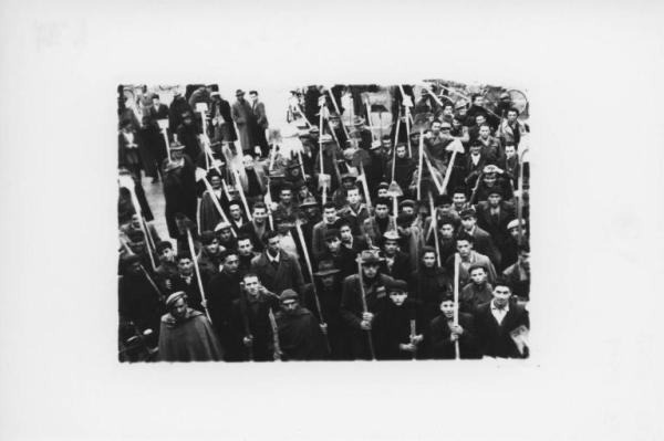 Dopoguerra - Sicilia (?) - Occupazione delle terre (?) - Movimento contadino - Manifestazione di uomini con vanghe