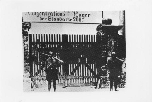 Seconda guerra mondiale - Nazismo - Germania - Campo di concentramento di Oranienburg - Cancello di ingresso - Guardie con divisa e fucile - Insegna