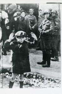 Seconda guerra mondiale - Polonia, Varsavia - Ghetto ebraico - Repressione della rivolta della popolazione ebraica - Arresto di massa di ebrei - Bambino con mani alzate - SS in divisa (sulla dx Josef Blösche) - Antisemitismo - Nazismo