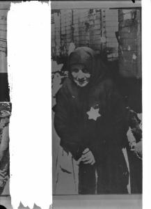 Seconda guerra mondiale - Nazismo - Polonia - Campo di concentramento di Auschwitz-Birkenau - Banchina della stazione - Arrivo di deportati ebrei dall'Ungheria - Ritratto femminile: Perla Schwartz, donna anziana ebrea con Stella di David