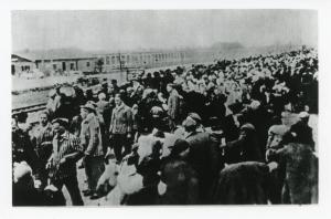 Seconda guerra mondiale - Nazismo - Polonia - Campo di concentramento di Auschwitz-Birkenau - Banchina della stazione - Arrivo di ebrei dall'Ungheria - Deportati con i propri bagagli - Prigionieri della squadra di lavoro "Kanada Kommando"