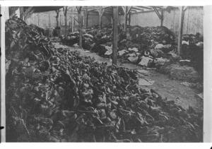 Polonia - Campo di concentramento di Auschwitz - Nazismo - Capannone, interno - Cumulo di indumenti e scarpe dei prigionieri - Memoriale (?)