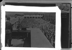 Seconda guerra mondiale - Nazismo - Austria - Campo di concentramento di Mauthausen-Gusen - Cortile interno - Disinfestazione del campo - Prigionieri in piedi nudi