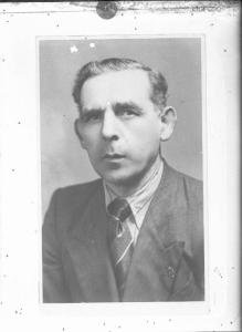 Ritratto maschile a mezzo busto: uomo italiano non identificato deportato e morto in un campo di concentramento nazista - Nazi-fascismo