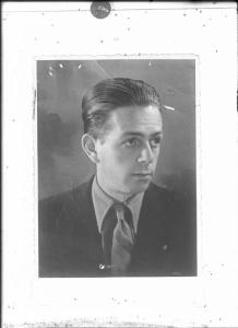 Ritratto maschile a mezzo busto: uomo italiano non identificato deportato e morto in un campo di concentramento nazista - Nazi-fascismo